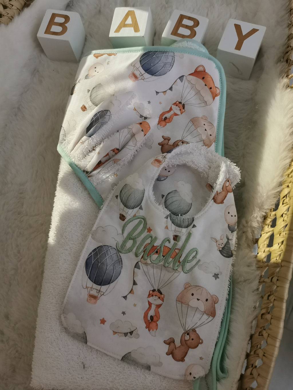 Coffret Naissance Personnalisé – Cape de Bain avec Gant ou Bavoir Brodés