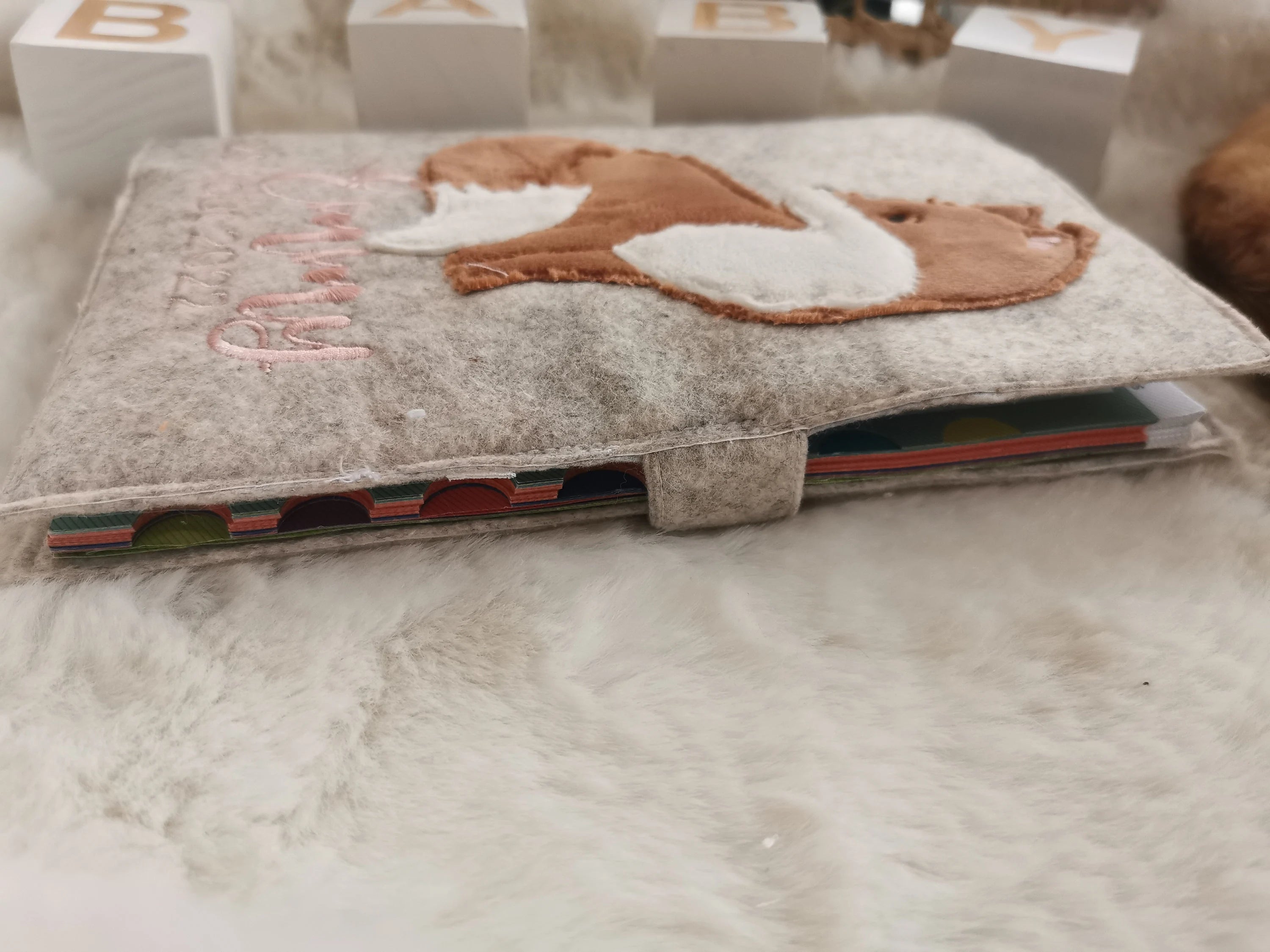 Protège Carnet de Santé en Feutrine – Animal Brodé Peluche